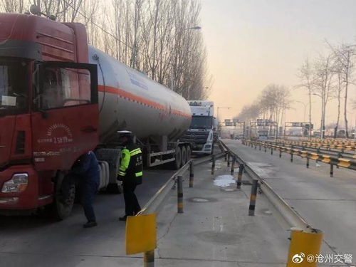 任丘交警強(qiáng)化客貨運(yùn)車輛檢查，為春運(yùn)道路安全暢通保駕護(hù)航